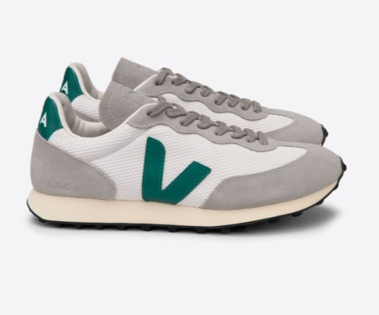 VEJA Sneaker: Warum immer mehr Menschen in Deutschland auf nachhaltige Schuhe setzen